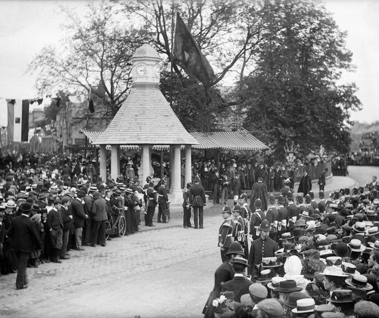 Black and white image of a crowd of people at the Victoria Fountain